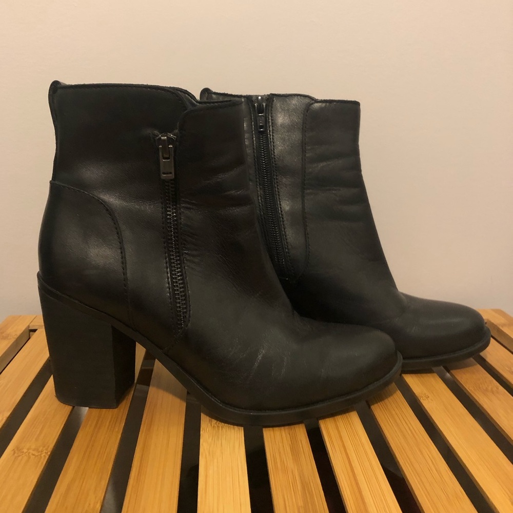 Naturalizer Black Heeled Boot size 7
